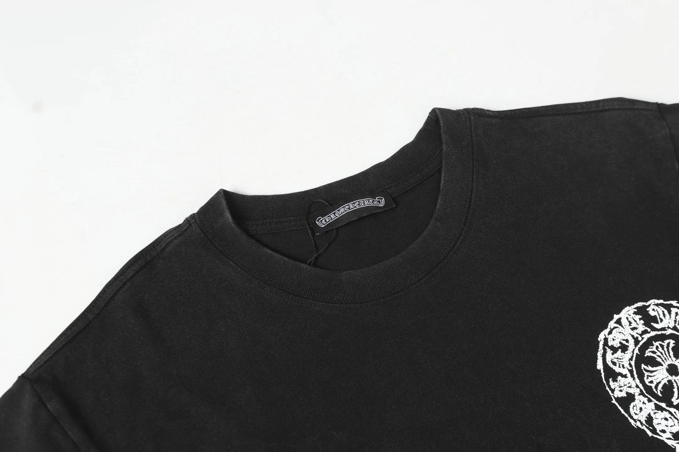 🅿️180 Chrome hearte/Chrome heart ch 25ss early spring new Sanskrit logo washed T-shirt short sleeves. A must-have item for daily commuting for men and women in light luxury. The correct version is welcome to compare. Detailed features ·280g 100% cotton double yarn jersey fabric ·Special thickened 32 pieces of double-strand 1x1 thread in the same vat ·Double-needle cross-stitch technology ·Original main mark washed hangtag COLOUR: Washed black SIZE：xs-l